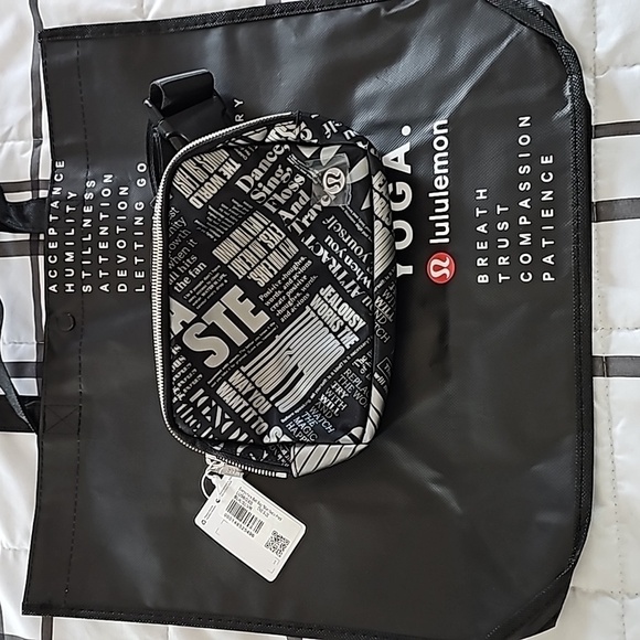* NWT Lululemon Everywhere Belt Bag 1L *Manifesto Print - Black/Silver - Picture 10 of 10